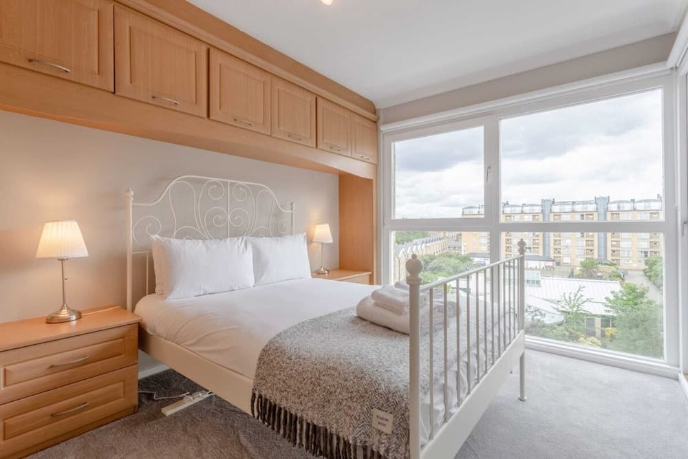 Bright, Modern One-bed With Stunning View of Thames