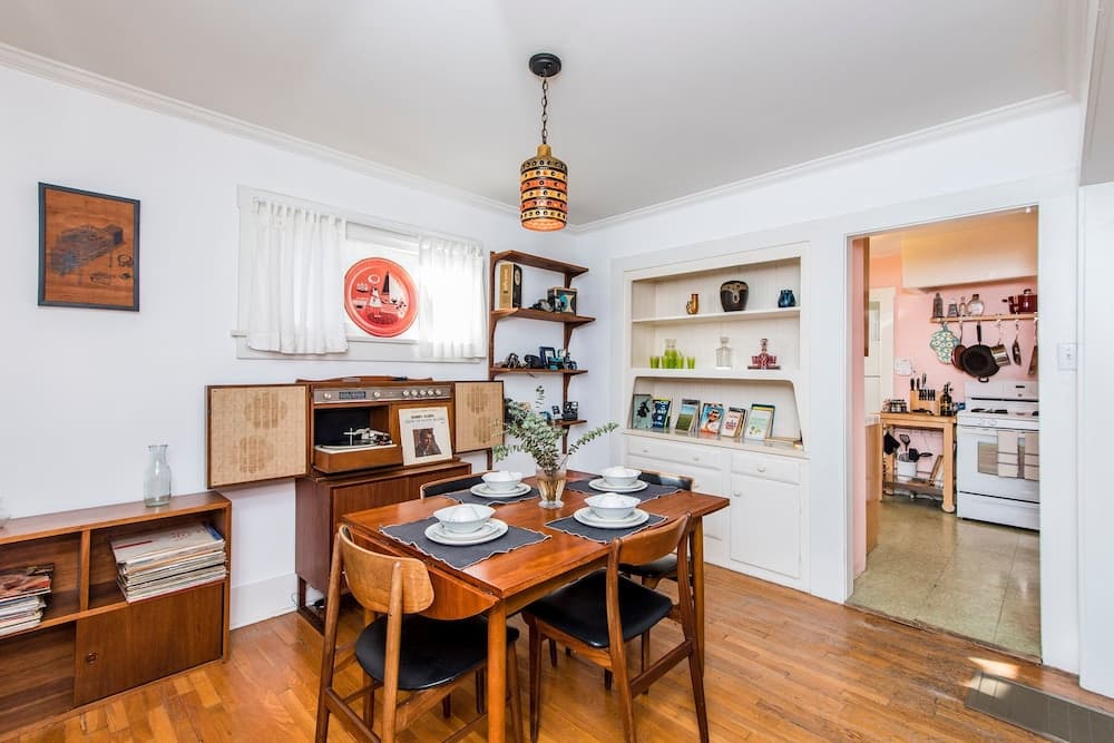 Charming 2 Bedroom Bungalow in Silver Lake