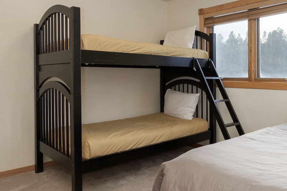 Mountain Peak 4 Bedroom Home by RedAwning