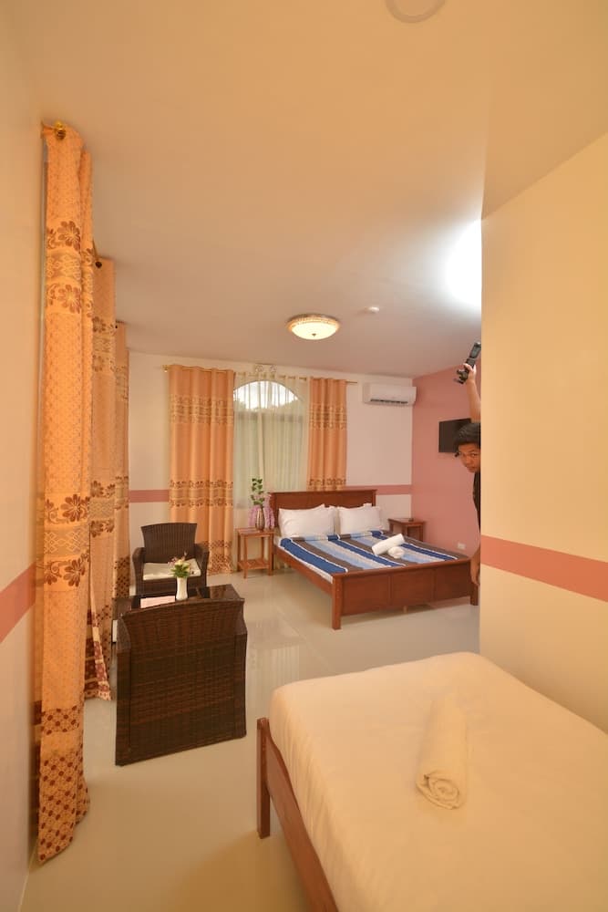 White Summerville Tourist Inn