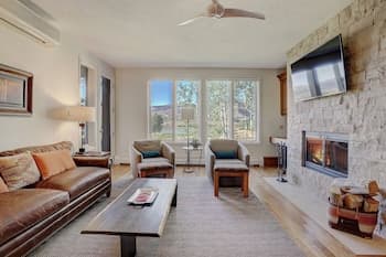 2br Gorgeous & Updated Arrowhead- Bfast 2 Bedroom Condo