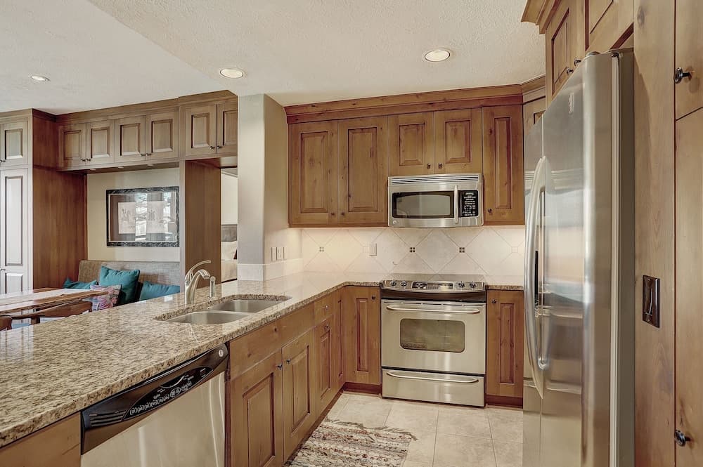 2br Gorgeous & Updated Arrowhead- Bfast 2 Bedroom Condo