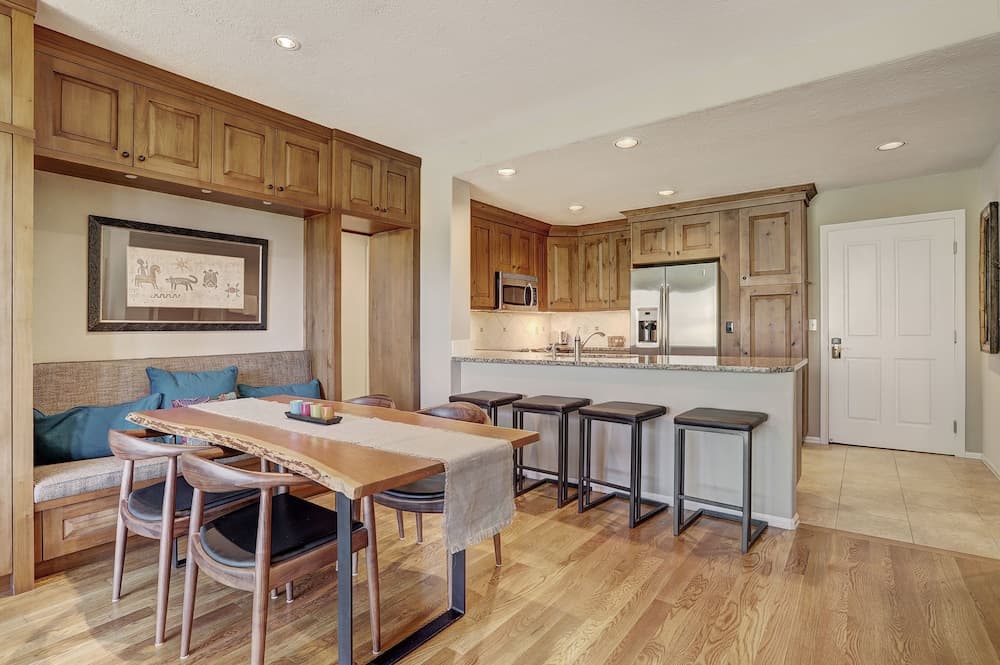 2br Gorgeous & Updated Arrowhead- Bfast 2 Bedroom Condo