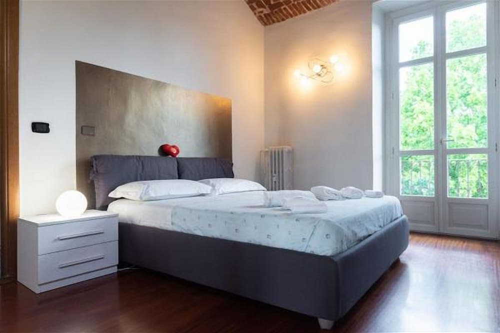 Torino Cenisia & Porta Susa Roomy Flat