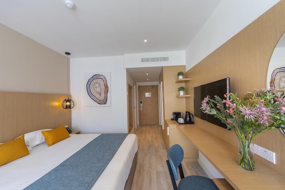 Leonardo Crystal Cove & Spa by the sea - Adults Only