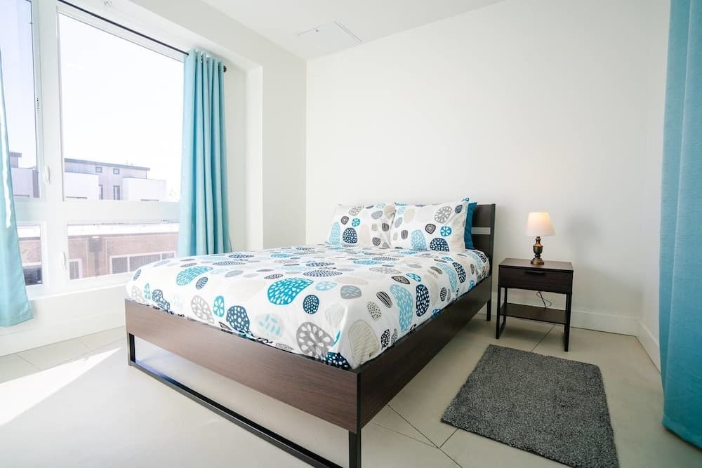 Minimalist & Alluring Condo, Walk to Mile High