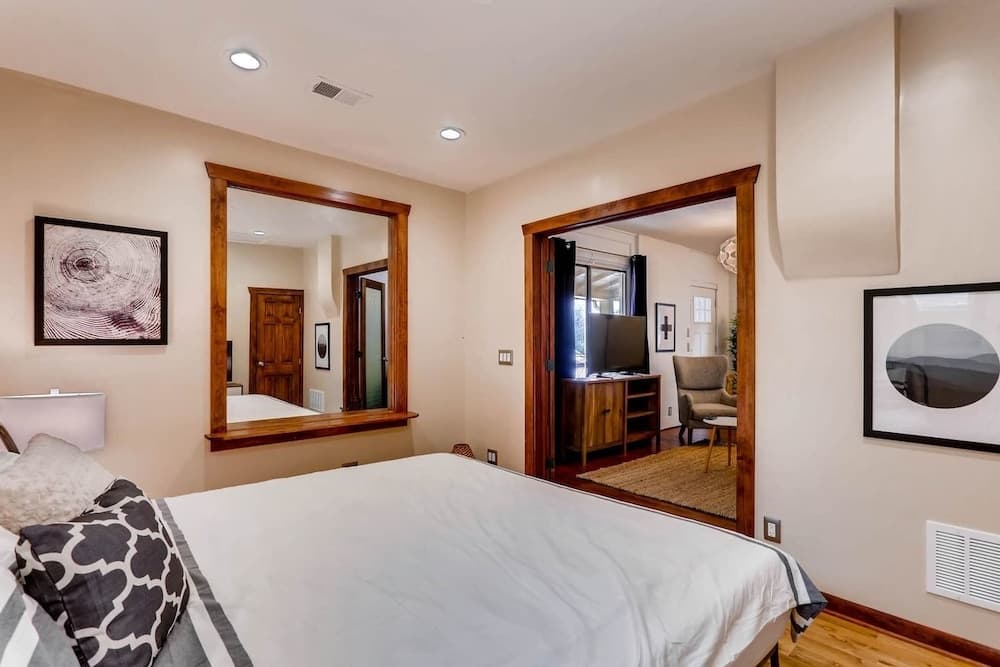 Sloan's Lake Solitude Intimate Carriage House