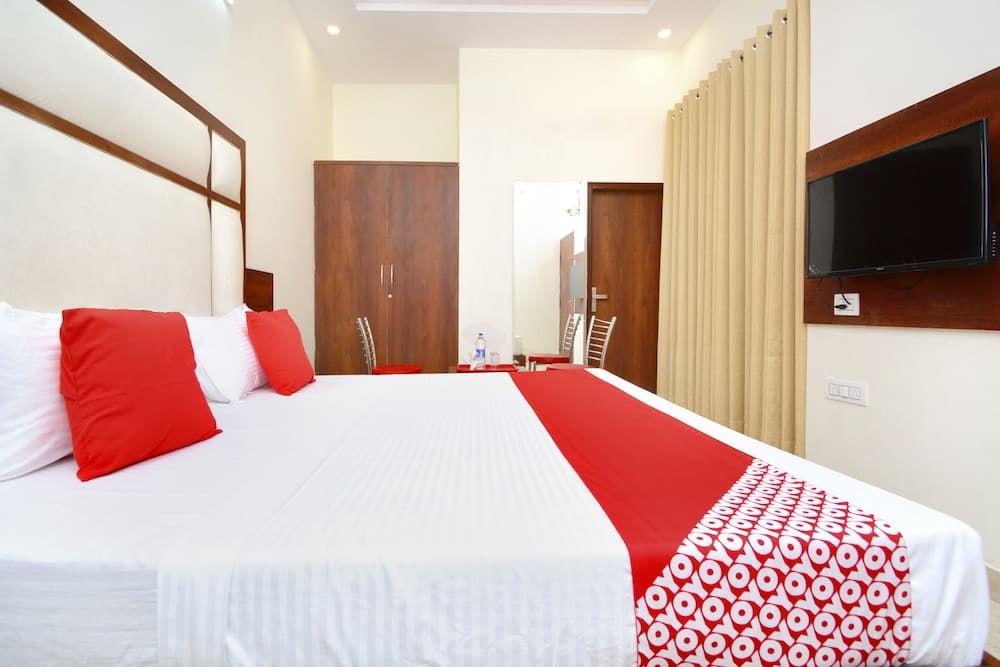 OYO 27061 Hotel Magnum