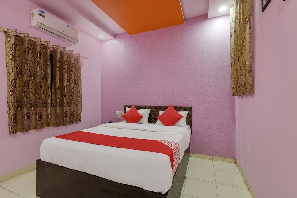 OYO 19830 Hotel Lucky Star