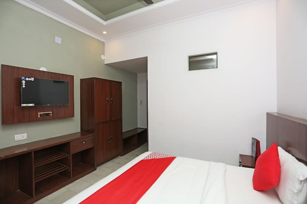 OYO 23240 Hotel Pramod Palace