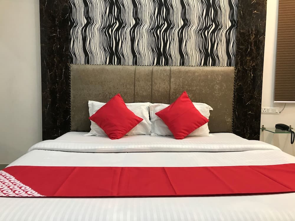 OYO 15771 4 Season Hotel