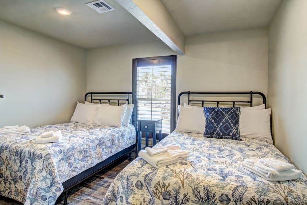 Flat's AB - 5 Br Cottage