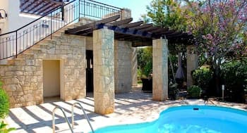 3 bedroom Villa Omodos HG14 with private kidney pool and roof terrace with golf views, Hestiades Greens on Aphrodite Hills Resort