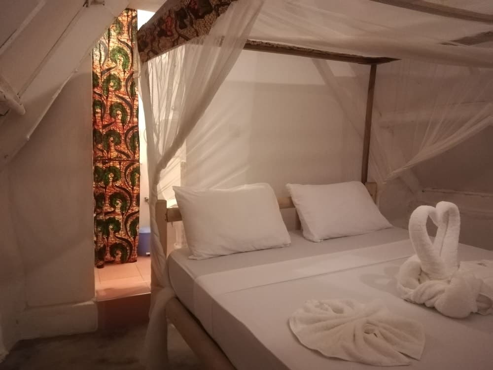 Bahari Pizza Restaurant and Bungalows