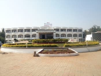 Hotel Shashinag Clarks Inn