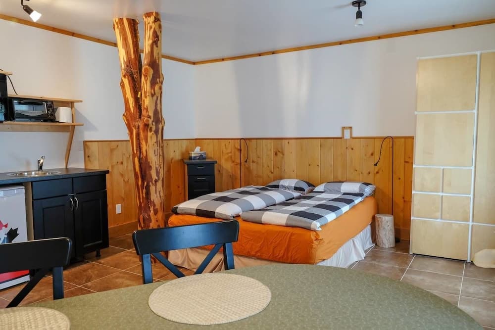 Beautiful Log Chalet Near Fernie, BC