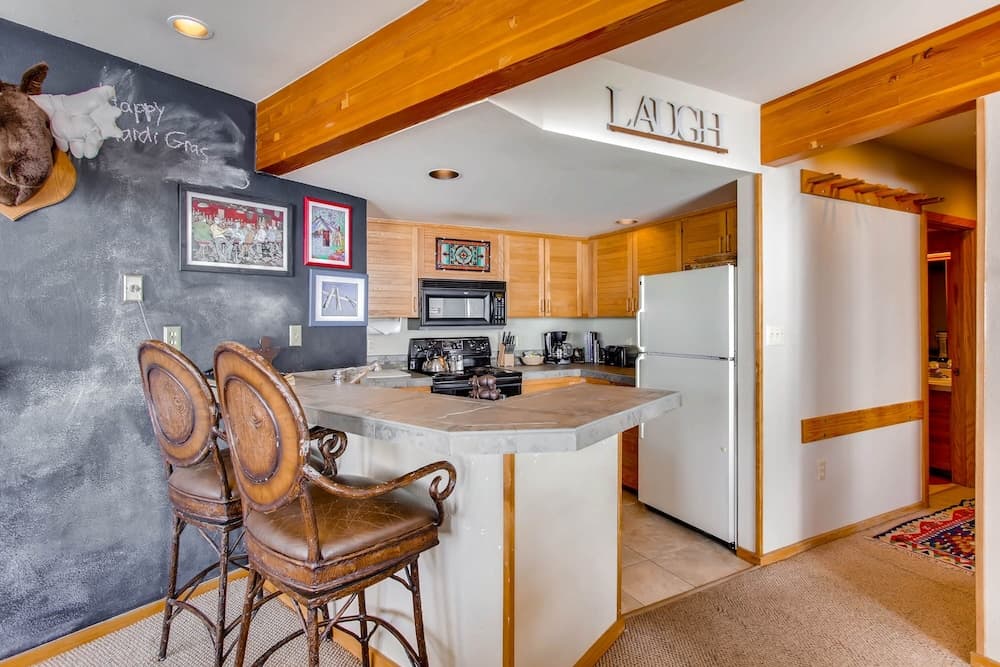 Ski-in/ski-out 2 Br - Sleeps 6 People 2 Bedroom Condo by RedAwning