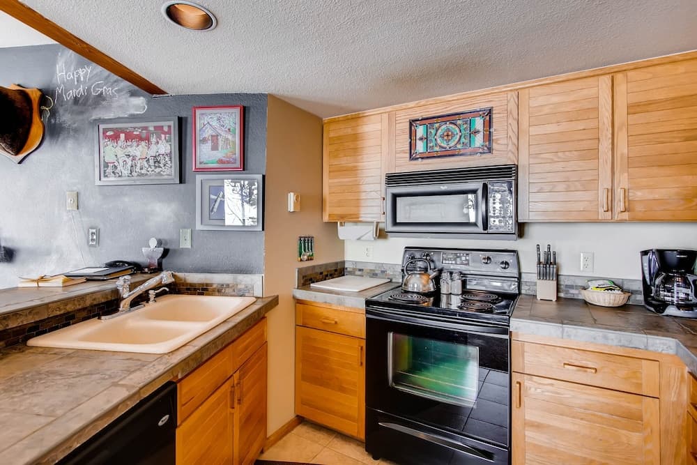 Ski-in/ski-out 2 Br - Sleeps 6 People 2 Bedroom Condo by RedAwning