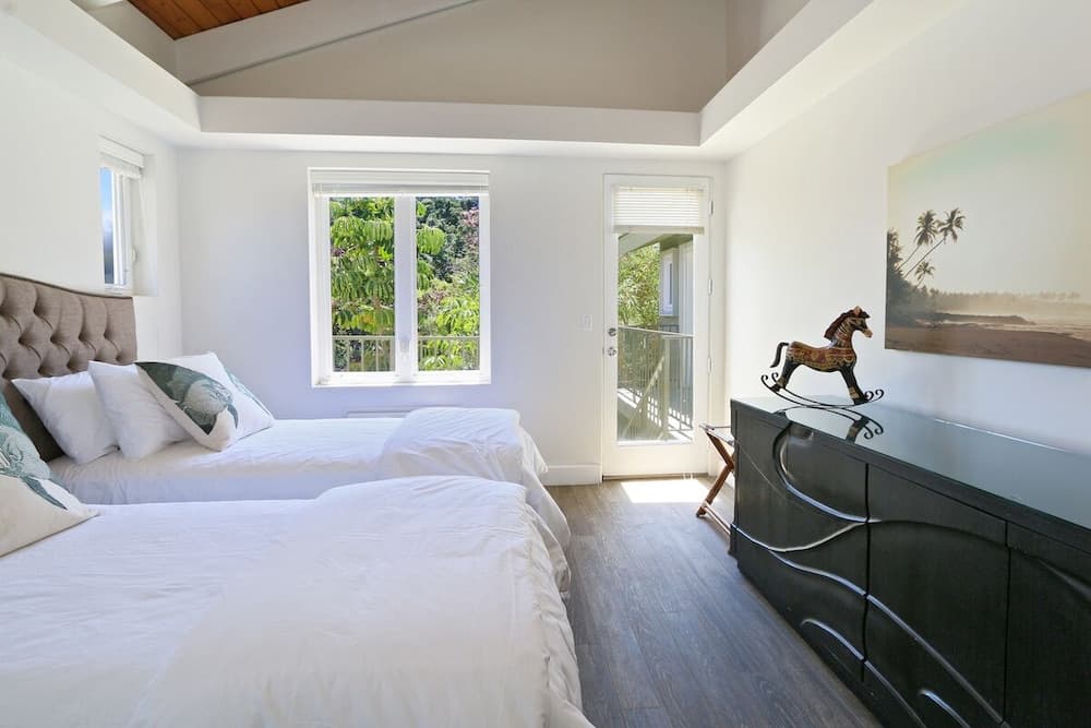 2141 IliIli Rd - 14 Br Villa