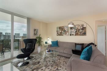 Stylish Modern 2bd 2bth Apt Near the Beach