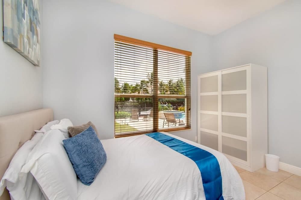 Gorgeous 5 Bedroom Home W Heated Pool Canal Front