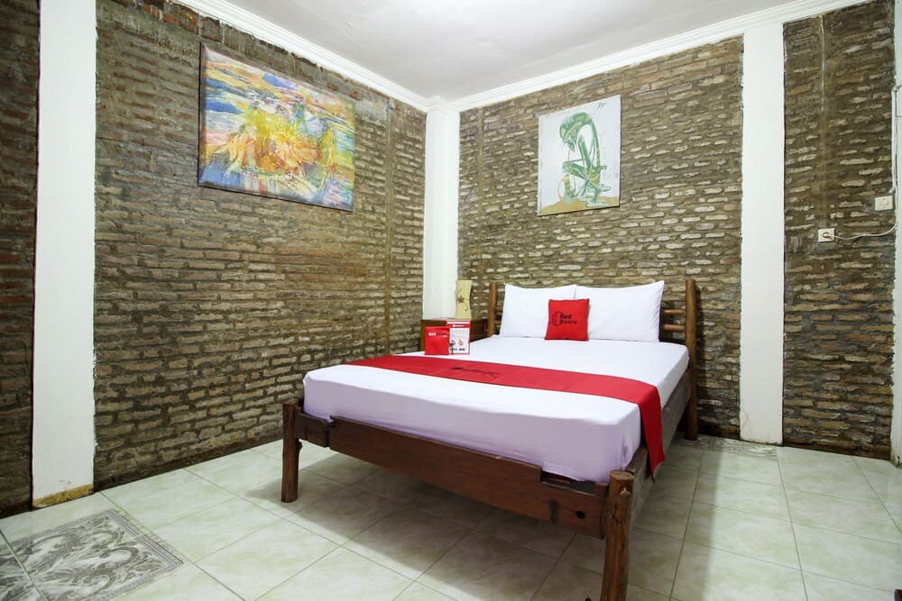 RedDoorz near Rumah Sakit Wirosaban