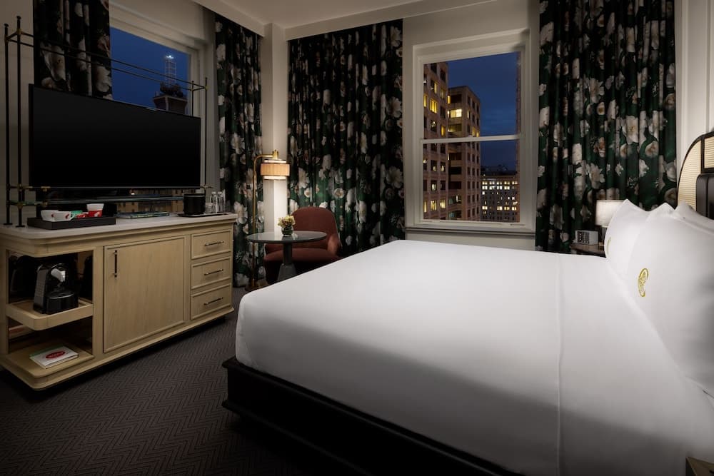 The Candler Hotel Atlanta, Curio Collection by Hilton