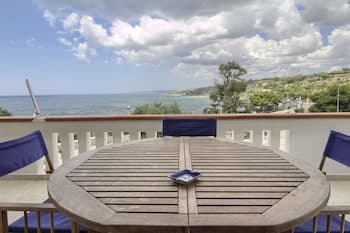 Sunset Greg, Lovely Front bay Terraced House