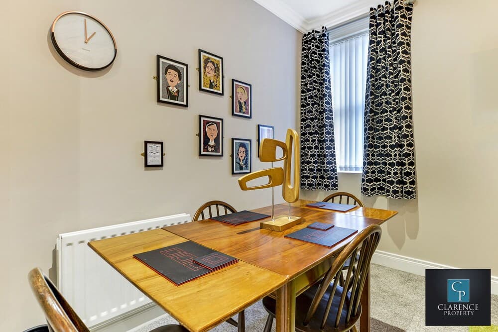 Snug at Clarence - Near Museum of Free Derry and Bloody Sunday Memorial