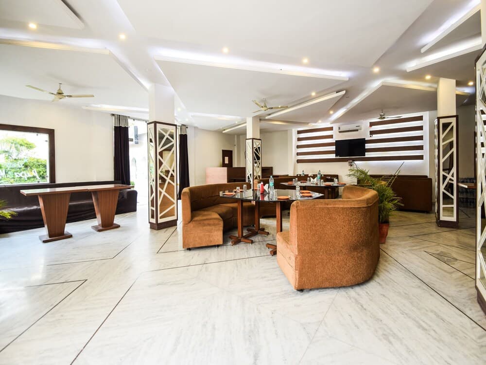 OYO 28253 Jmd Palace