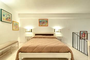 Lounge of the Barons at Sit