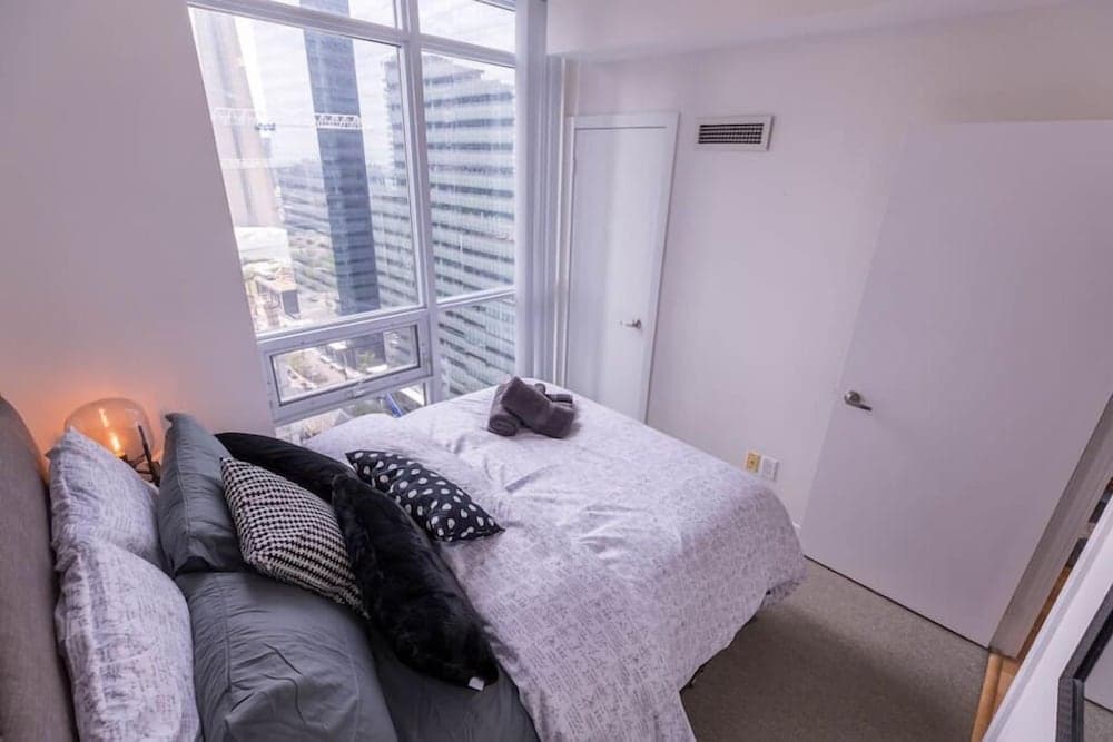 HomeHop - Maple Leaf Square