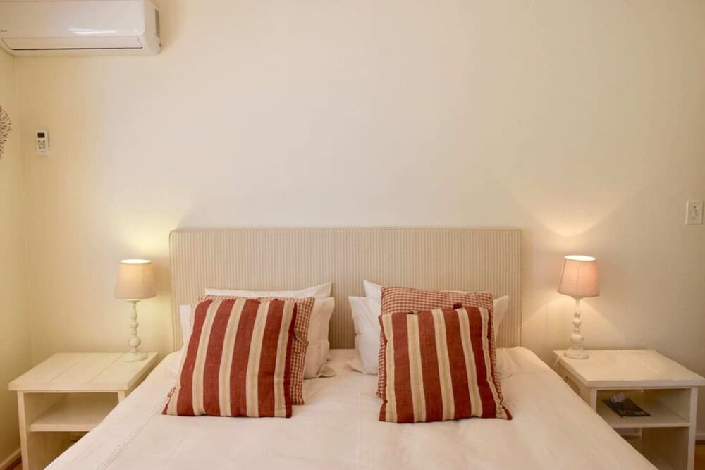 Cozy 2 Bedroom Nestled Under Devils Peak