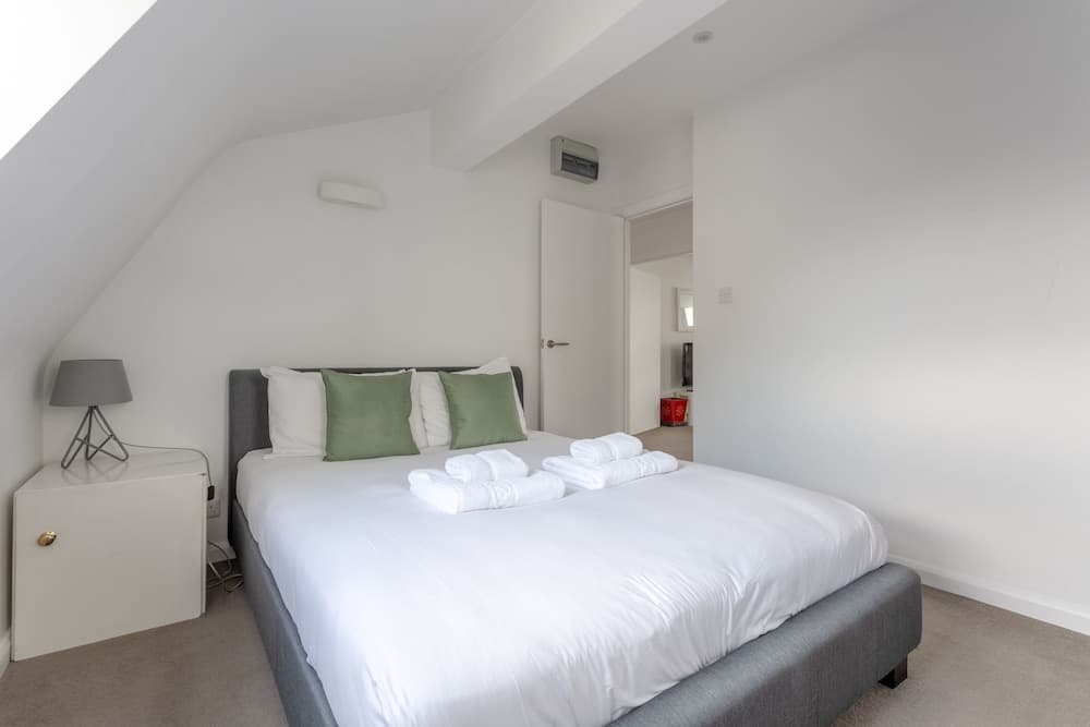 Bright & Airy 1 Bedroom Apartment in Central London