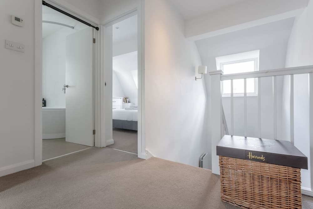 Bright & Airy 1 Bedroom Apartment in Central London