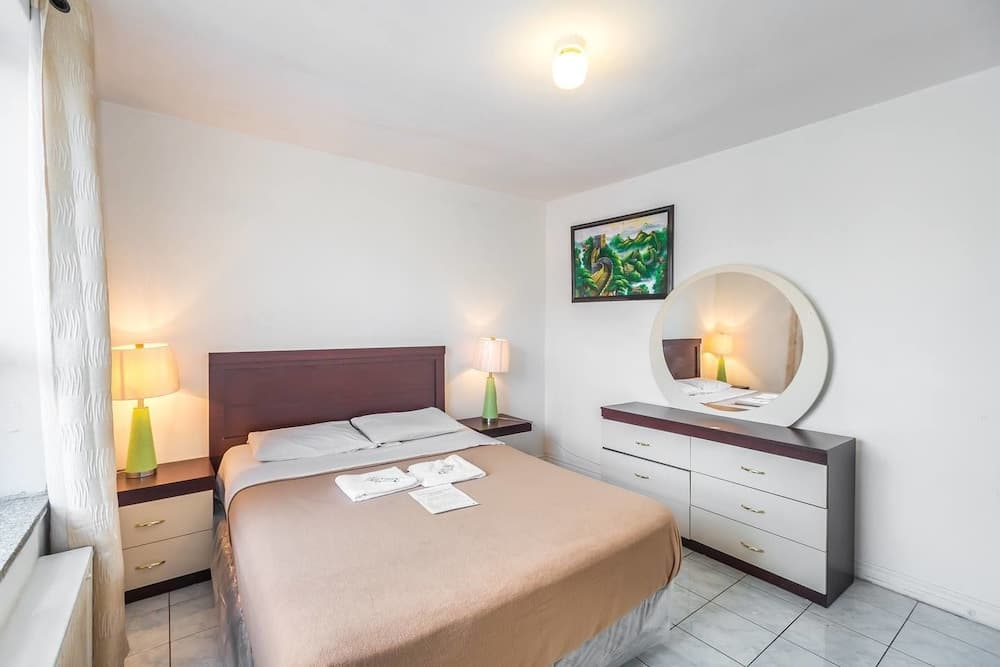 Magnificent Condo at Leaside - 10 Mins to Downtown