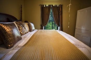 ONE of a Kind Experience Heritage Cottage