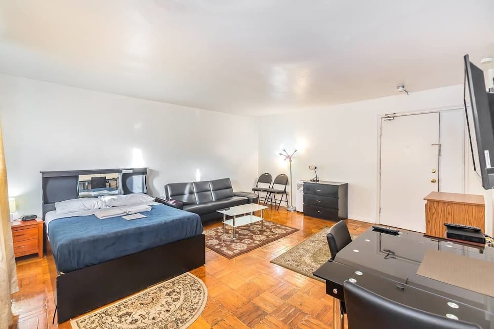 Magnificent Studio at Leaside -10 Mins to Downtown
