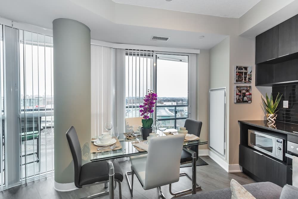 Exquisite Luxury 1 Bedroom + Den With Parking