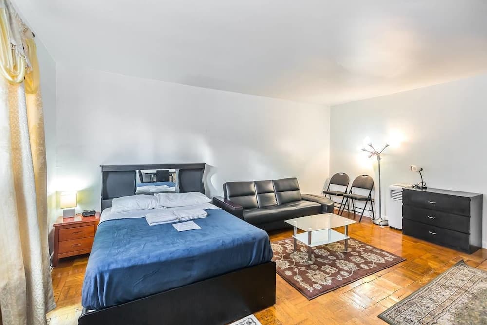 Magnificent Studio at Leaside -10 Mins to Downtown