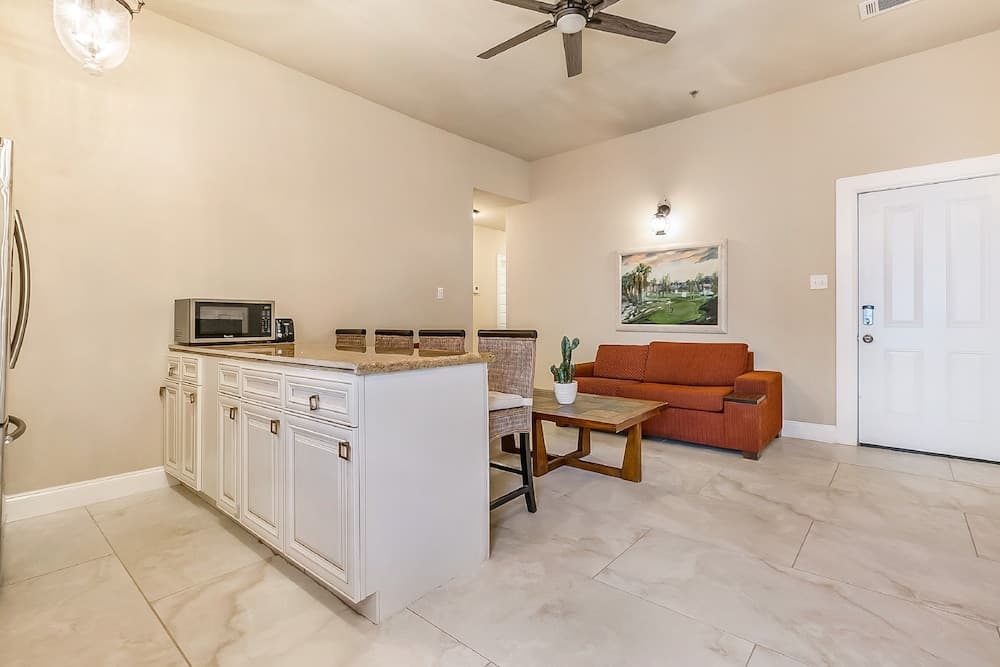 2BD Spacious condo Steps from ST Charles