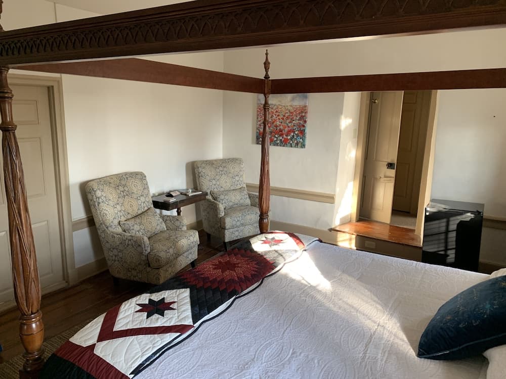 The Avenue Guesthouse and Gallery