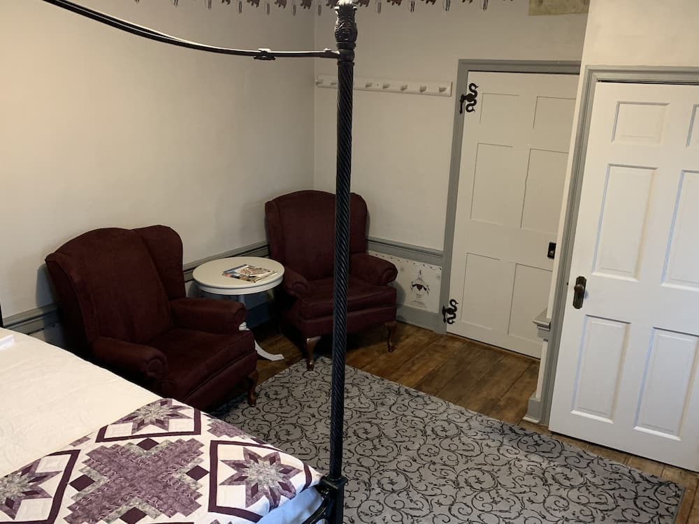 The Avenue Guesthouse and Gallery