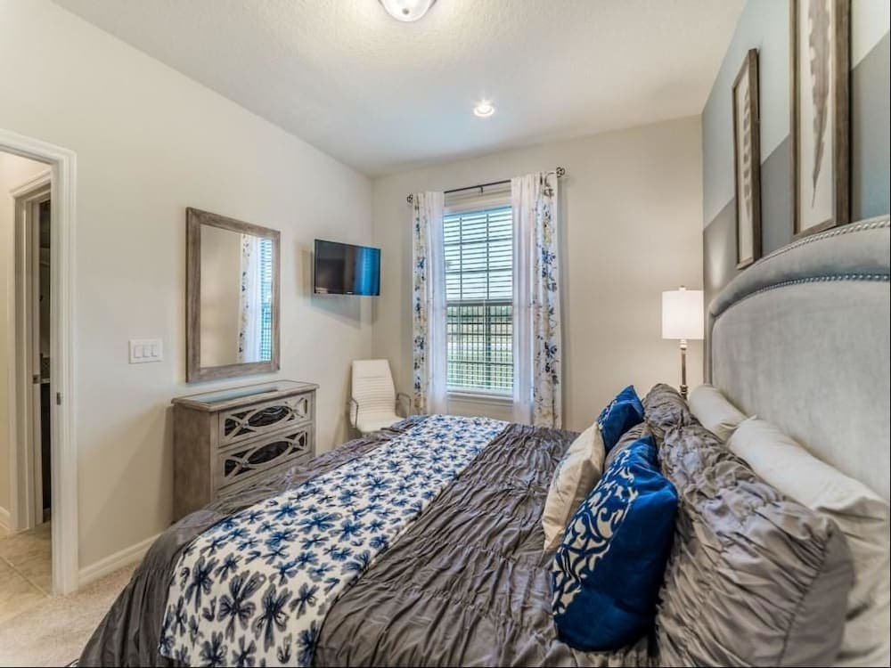 Splendid Windsor Home 5 Bedroom Townhome With Private Pool