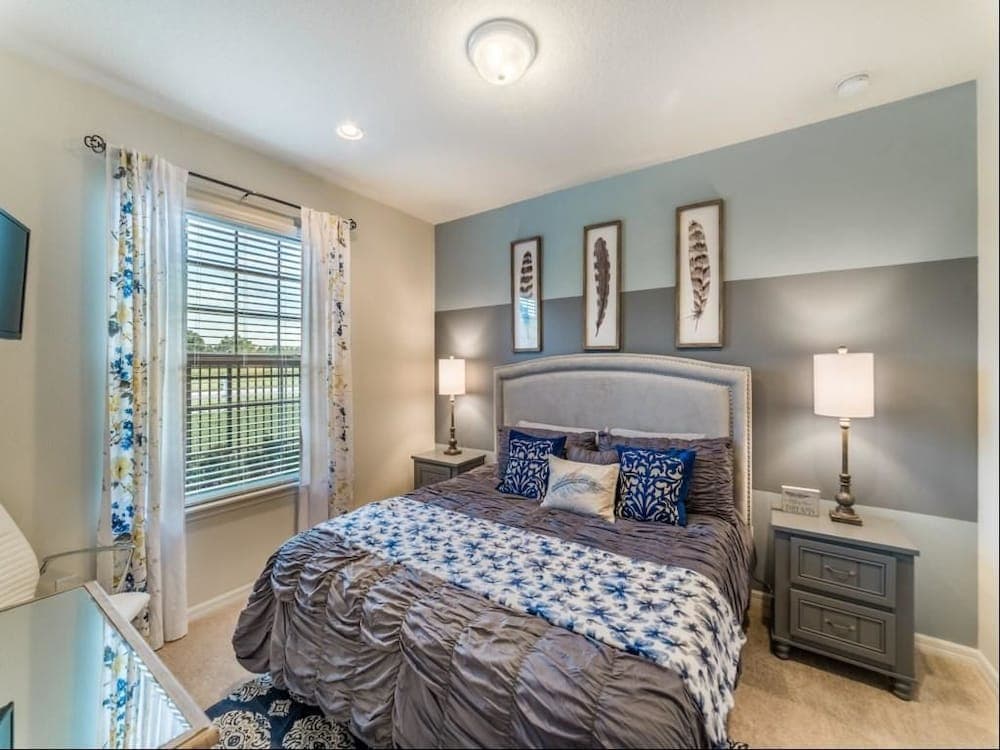 Splendid Windsor Home 5 Bedroom Townhome With Private Pool