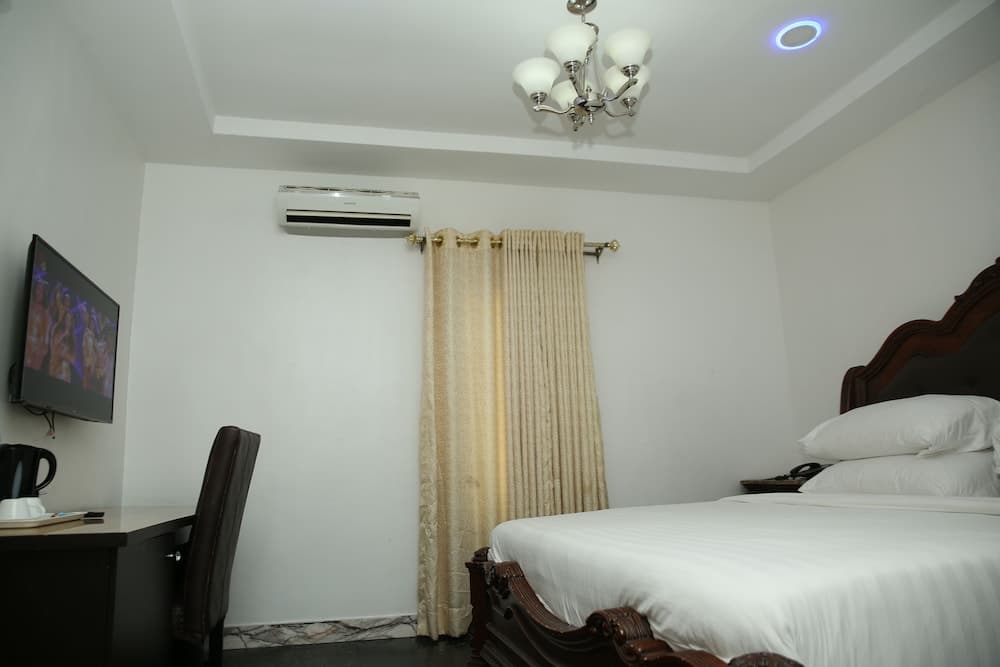 PoshLux Executive Hotel