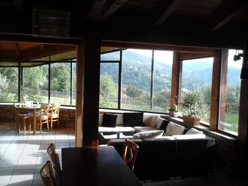 Mobile Home A Saliva