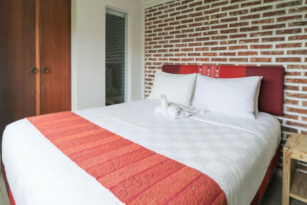 Base Guesthouse and Hostel