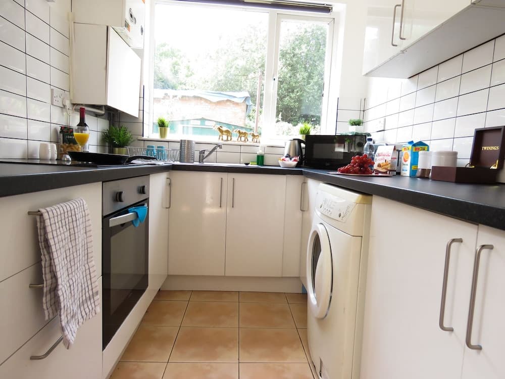 Tudors eSuites Coventry Townhouse Private Garden Free Parking