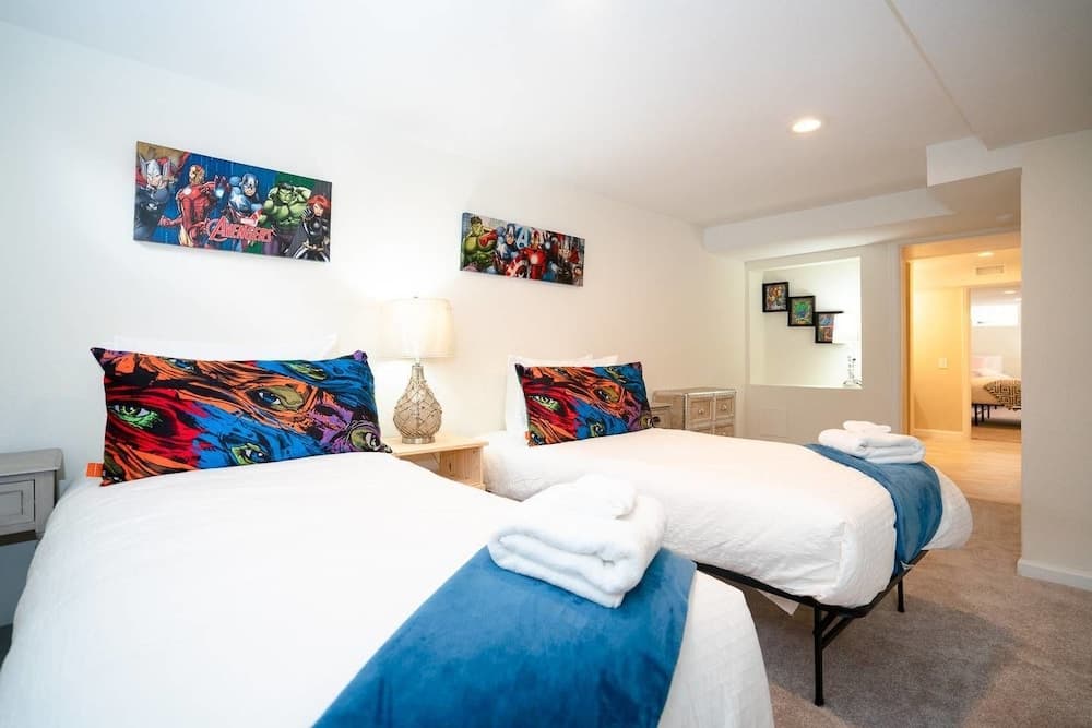 The Meadowlark Manor Spacious Backyard & Hot Tub